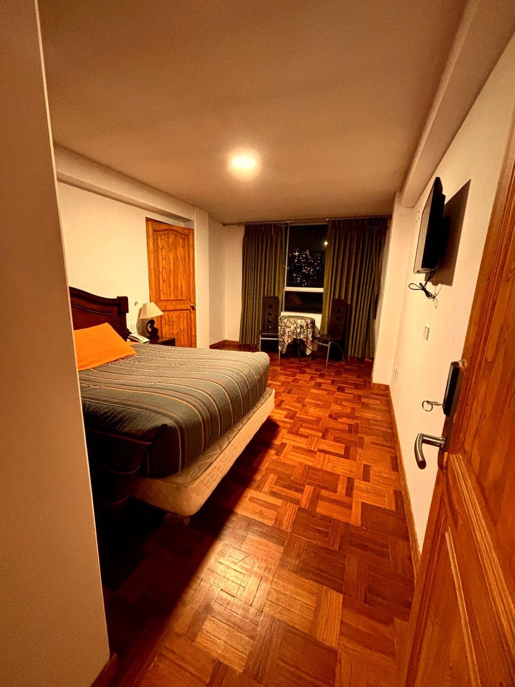 Habitación matrimonial, vista 2, Hotel Berlina La Paz
